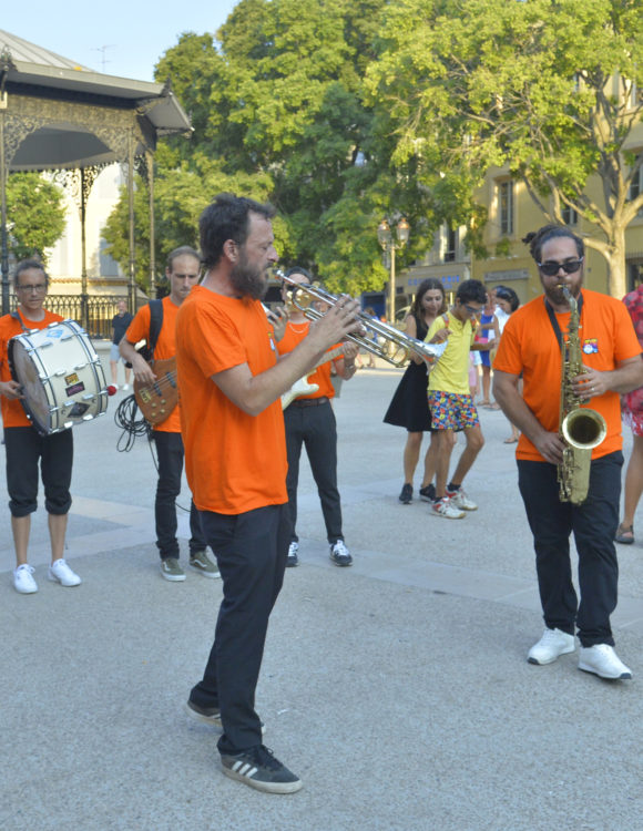 Marching bands dans les rues d'Antibes Juan-les-Pins pendant tout l'été