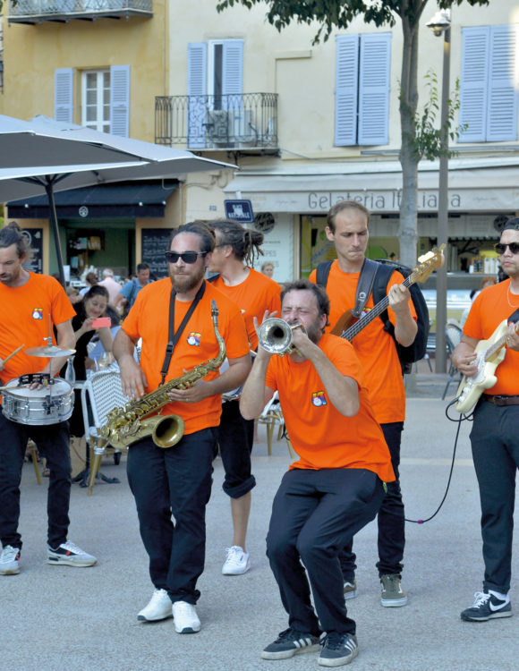 R-SAJ Band en Marching-Bands Antibes Juan-les-Pins, tout l'été