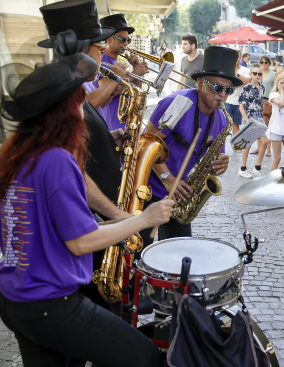 Gugus band en marching band dans les rues d'Antibes Juan-les-Pins