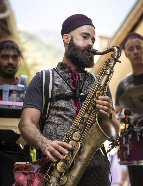Room Bazar en marching band dans les rues d'Antibes Juan-les-Pins