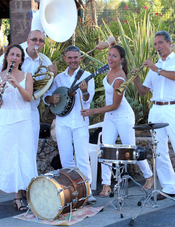 Le Tropez Quintet en marching band dans les rues d'Antibes Juan-les-Pins